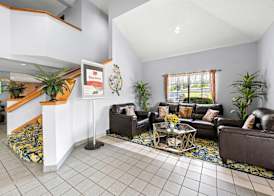 Econo Lodge London North 3