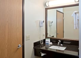 AmericInn by Wyndham DeWitt 2