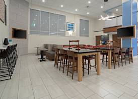 Holiday Inn Express & Suites SEATTLE-SEA-TAC AIRPORT by IHG 2