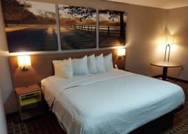 Days Inn & Suites by Wyndham Huntsville 4