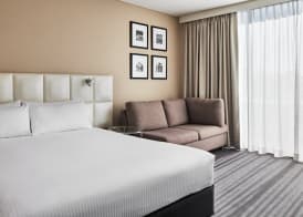 Holiday Inn WARWICK FARM by IHG 4