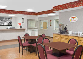 Super 8 by Wyndham Three Rivers 2