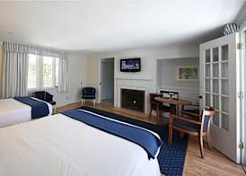 Colonial Inn Harbor Springs 5