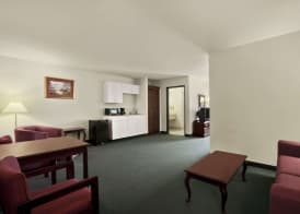 Days Inn & Suites by Wyndham Romeoville 3