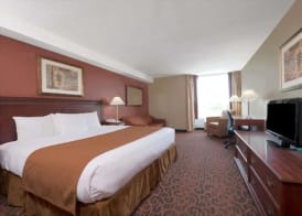 Ramada by Wyndham Niagara Falls/Fallsview 4