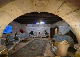 Holiday Cave Hotel 4