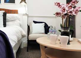 Cardiff Guesthouse & On-Street Parking 5