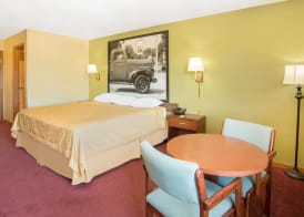 Super 8 by Wyndham Normal Bloomington 3