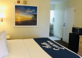 Days Inn & Suites by Wyndham Navarre - near Beaches Hurlburt 4