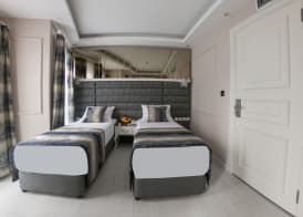 Crowned Hotel 5