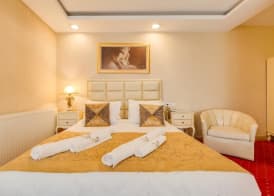 Twins Hotel 3