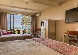 Pebble Beach Motor Inn 5
