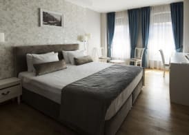 New Era Hotel Old Town Vibrant Nightlife Zone - parking with fee nearby - NOT at the hotel ! 4