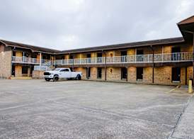 OYO Pinewood Inn & Suites Silsbee 3
