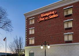 Hampton Inn & Suites Rockville Centre 4