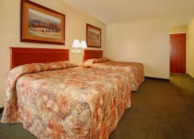 Econo Lodge Inn & Suites 3