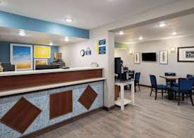 Days Inn & Suites by Wyndham Kokomo 2