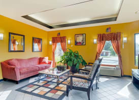 Econo Lodge Inn & Suites 3