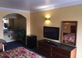 Industry Inn & Suites 5
