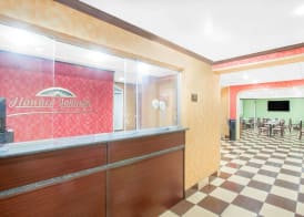 Howard Johnson by Wyndham North Bergen 2