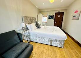 Spacious 6 Bed House in Wembley 2