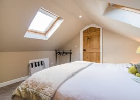 Super Spacious Barn Conversion With Free Wifi, Netflix Fireplace 4