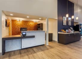 Days Inn & Suites by Wyndham Bowling Green 5