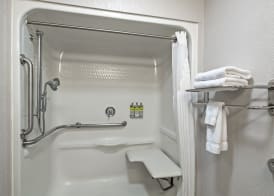 Holiday Inn Express & Suites WOODBRIDGE by IHG 3