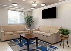 Day's Inn & Suites by Wyndham Indianapolis Airport East 4