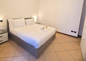 Central Apartment Caniggia 1 with Terrace in Como 4