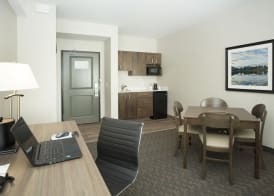 Wingate by Wyndham Calgary Airport 4