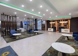 La Quinta Inn & Suites by Wyndham San Antonio at the RIM 2