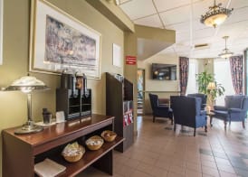 Quality Hotel & Suites 4