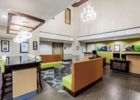 La Quinta Inn & Suites by Wyndham Pasadena 3