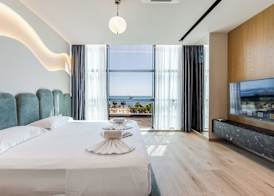 Marina Luxury Jacuzzi Suites by PS 3