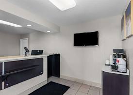 Econo Lodge 5