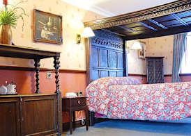 Crown & Cushion Hotel 4