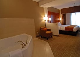 Comfort Suites Marquette 5