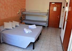 HOTEL JOLANDA 4