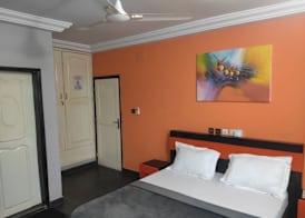 Royal Blue Guest House & Bar 3