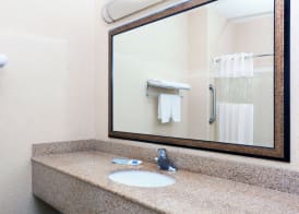 Howard Johnson by Wyndham Bakersfield 3