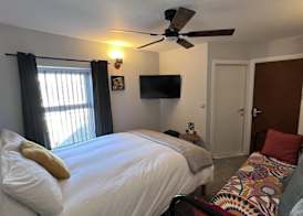 Hooper's Sandy Beach Guest Rooms 3