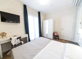 Hotel Kiss 5