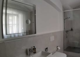 The Golden Wheel Hotel 3