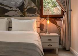 Sixteen Guesthouse on Main 5