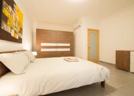 Seafront Luxury Apartment, Pool and Great Location 2