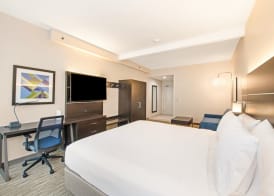 Holiday Inn Express & Suites DELAFIELD by IHG 5