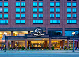 DoubleTree by Hilton Lansing 2