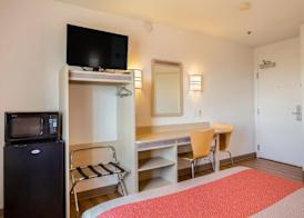 Howard Johnson by Wyndham Lemoore 4