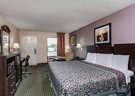 Days Inn by Wyndham Lugoff 4